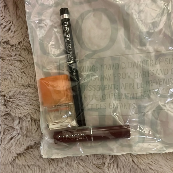 Clinique Gift Set with Black Honey Lipstick, Black Eyeliner and Happy Perfume - Picture 3 of 3